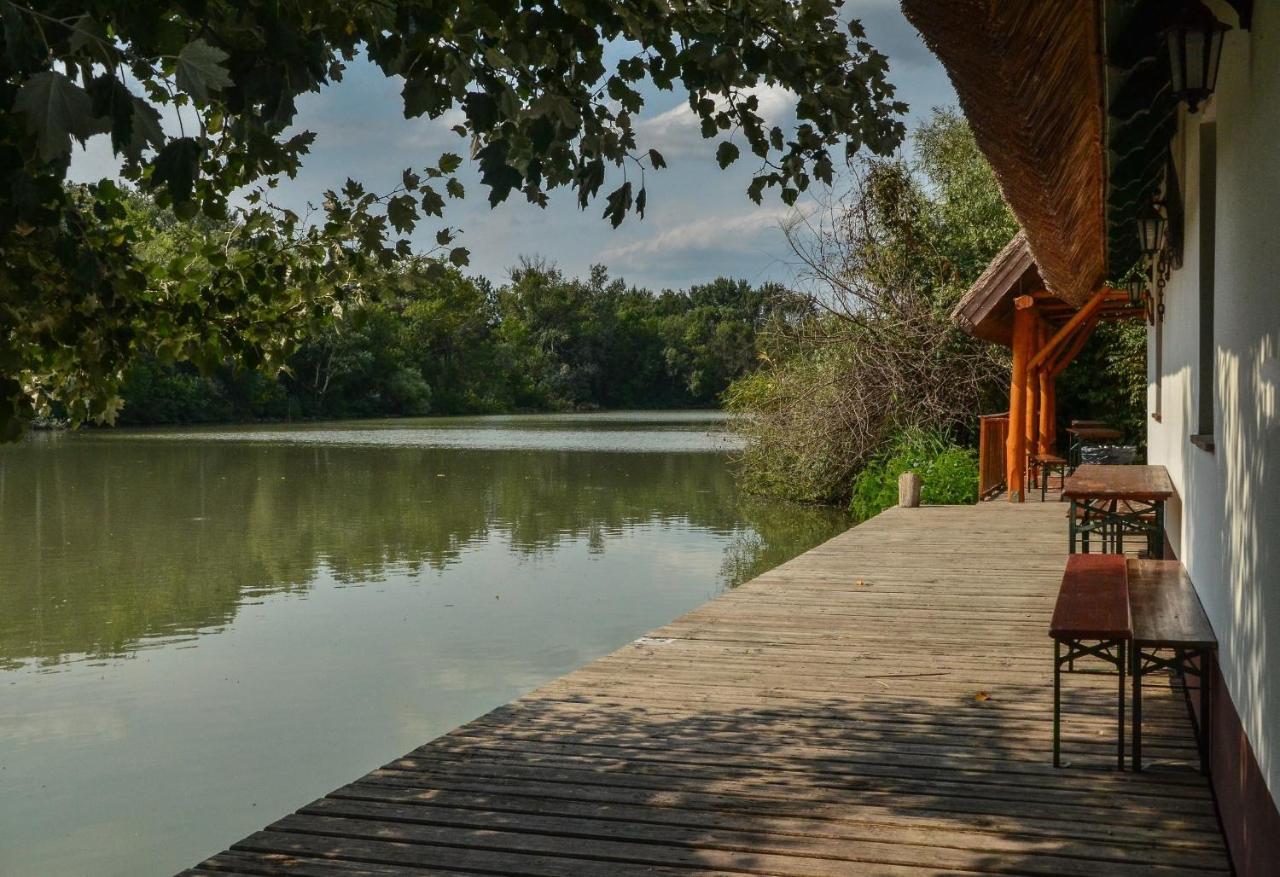 Antal-Tavi Fogado Es Horgaszparadicsom แซนแตช ภายนอก รูปภาพ
